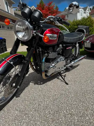 Triumph Bonneville 2014, T100 Black and Burgundy Excellent condition Oil & Filter changed New Batter...