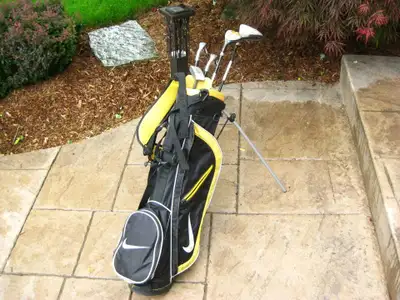 **SOLD** Set of Kids Nike Machspeed LH Golf Club Bag Set &Stand, View more