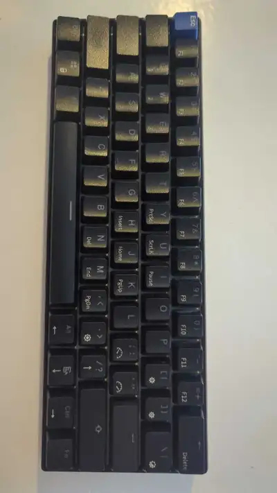 A ramasser au H1A 2Z3. Ce clavier mécanique compact 60 % est idéal pour le jeu et la saisie, offrant...