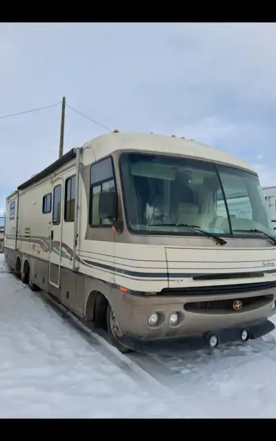 FOR SALE : LOVELY 40 FOOT MOTORHOME !! 1998 PACE ARROW P30 CHEVROLET. 2 LARGE SLIDE OUTS. 94,000 KIL...