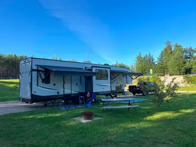 Génératrice 5000w onan Garde sur le panneau rampe Garage 13 pieds avec toilette deux lit double et u...
