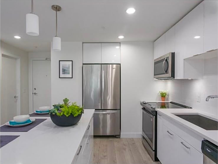Bright 2 Bed + 2 Bath - Parking, Locker, Heat & Hot Water Incl. 4