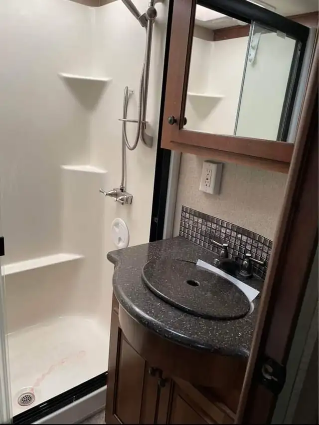 35 Foot Heartland Bighorn 3010 RE with upgrades in RVs & Motorhomes in Penticton - Image 7
