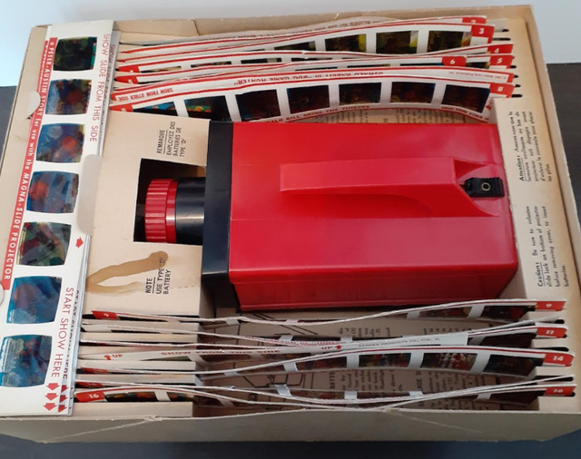 Vintage Walt Disney Magna-Slide Projector with slides & box64733717825667121