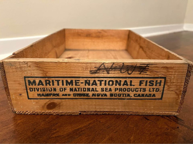 Vintage Golden Ray Standard Maritime National Fish Wooden Box in Arts & Collectibles in Annapolis Valley - Image 4