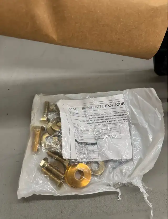 CURT 11510 Trailer Hitch Infiniti in Other in Hamilton - Image 9