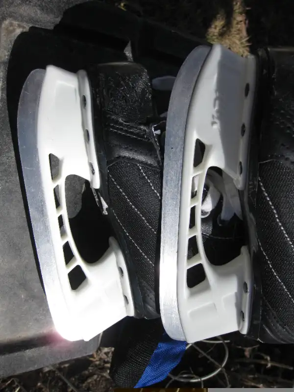 Youth BAUER NEXUS Ice Hockey Skates Size Y 11 R VGC in Hockey in Winnipeg - Image 10