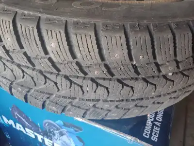 Très bons pneus d'hiver cloutés de marque Minerva, taille : 185/65/R15 en très bonne condition, ayan...