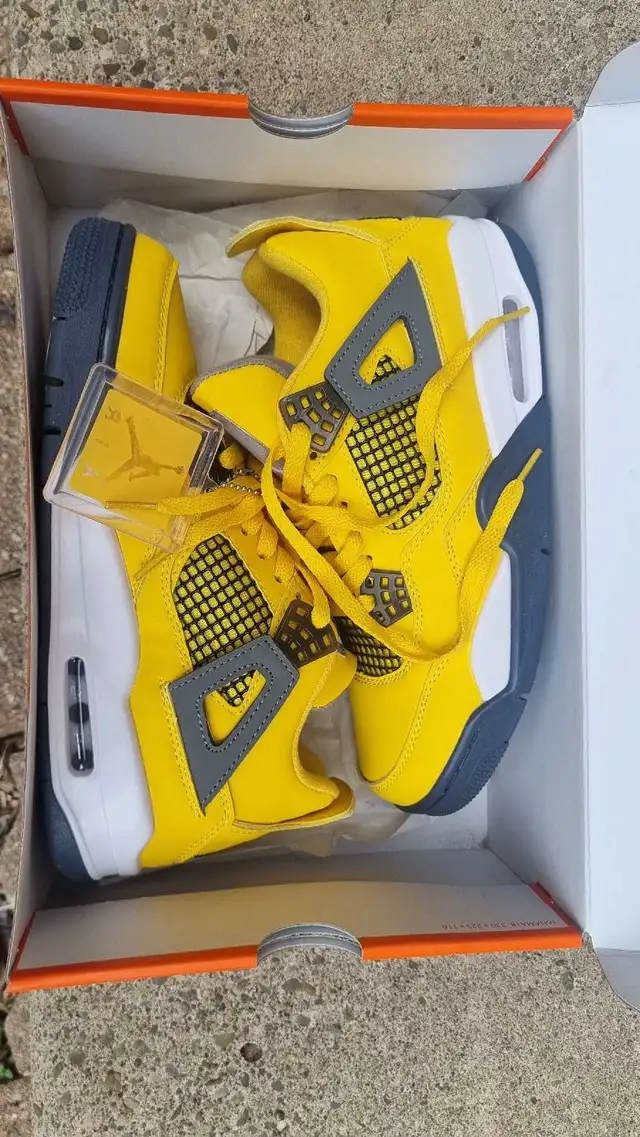 Air Jordan 4 Retro Lightning in Men's Shoes in City of Toronto - Image 4