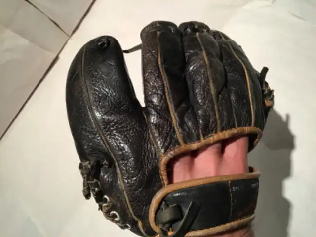 Vintage 1950s Baseball Glove in Arts & Collectibles in Oakville / Halton Region - Image 5