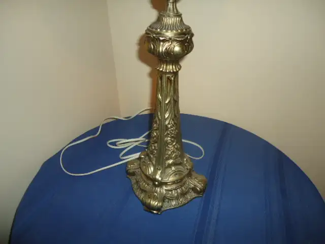 **TABLE LAMP WITH BRASS BASE & WHITE SHADE** in Indoor Lighting & Fans in City of Montréal - Image 3