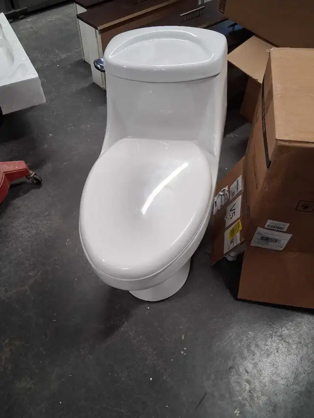 Toilette monobloc in Plumbing, Sinks, Toilets & Showers in Longueuil / South Shore - Image 2
