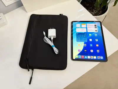 ▶︎ Selling M2 IPad Pro 11" / 4th Gen / 128GB / Wifi in beautiful Space Grey Colour. IPad is in Excel...