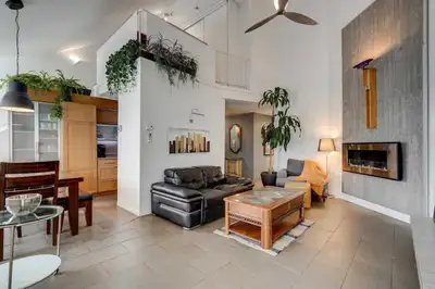 Superbe logement situé au 3e étage, offrant une fenestration abondante, une luminosité naturelle exc...