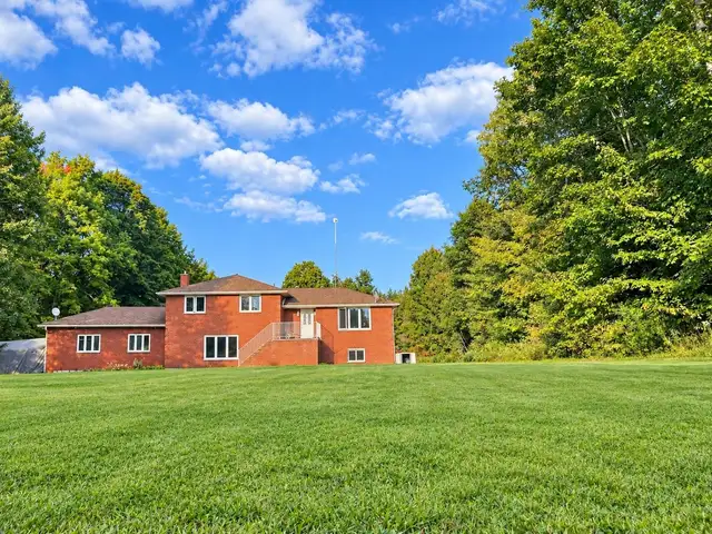Springwater Country Living $1525/month with Outdoor Space