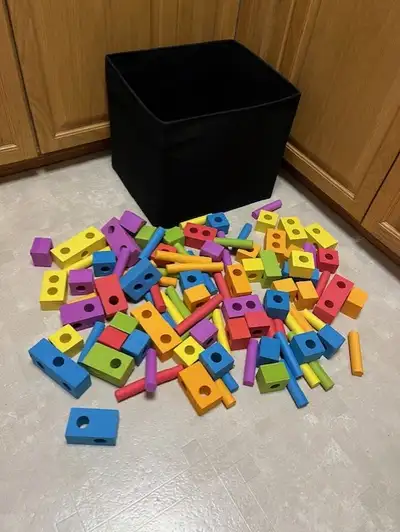 Transcona near Regent / Owen st. Cloth bin with 100 foam peg building blocks. Good condition, clean....