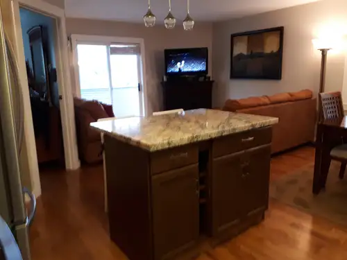 Fully Furnished and beautifully Decorated. Close to all downtown amenities. Walk to hockey school ar...
