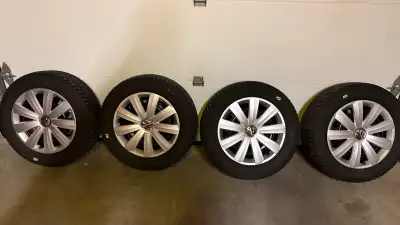 Négociable Nokian Hakkapeiita 10 clouter 205/60/R16 excellentes conditions avec jante en acier et ca...