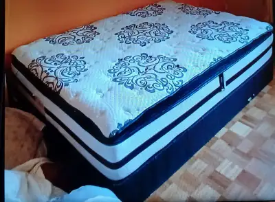 World Class Beautyrest Luxury Firm Mattress in Box Spring, View more
