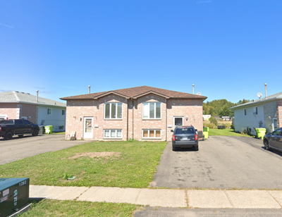 Spacious and bright 2 bedroom, 1 bathroom lower unit available in a quiet 4-Plex located in the west...