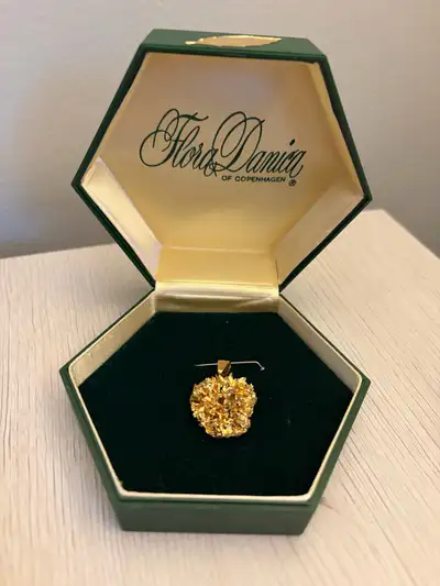 Stunning vintage Flora Danica pedant. Asking $100.