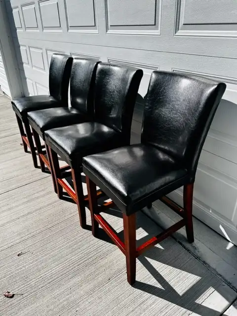 Executive Dining Table with 8 Chairs in Dining Tables & Sets in Bedford - Image 3
