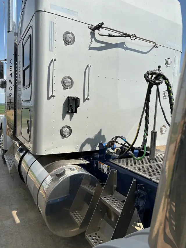 2024 W900 Kenworth in Heavy Trucks in Edmonton - Image 4