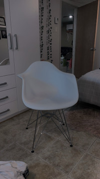 Chaise blanche moderne 
