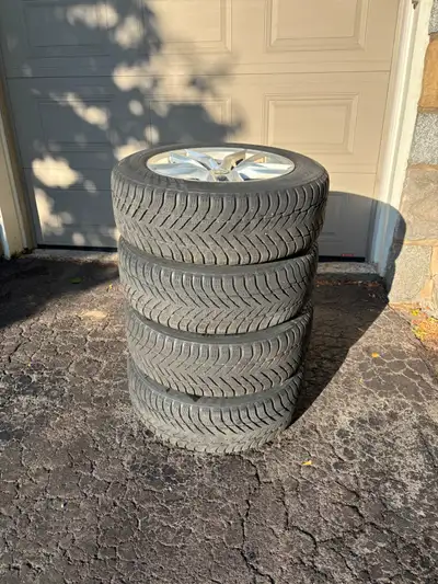 Pneus d'hiver et mags en excellent état. pneus Nokian Hakkapellitta 215/65 R 17 Usure 9/32 mags 17x7...