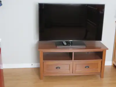 Télévision Samsung 48 pouces acheté en 2018. N'a pas servi beaucoup. Meuble télé avec tiroir de 44 p...