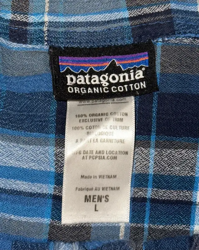 Patagonia Organic Cotton Button Down Shirt Sleeve Shirt - Medium in Men's in Calgary - Image 5