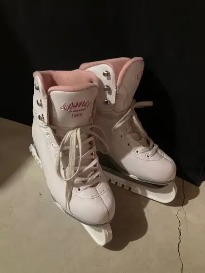 CAMEO by JACKSON FIGURE SKATES SIZE 4, View more
