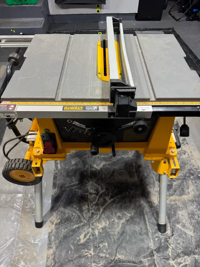 DEWALT 10” table saw with rolling stand in Power Tools in St. Catharines - Image 3