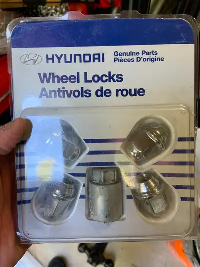 4 écrous Ordinaire neuf et box antivol hyundai Pour Pièce De Remplacement Il y a SEULEMENT le box an...