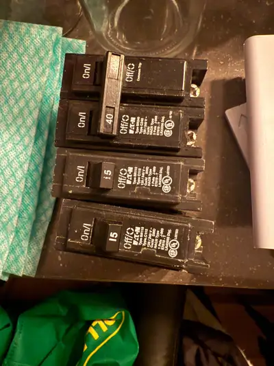 1. Breaker 40 A 2 breaker 15A