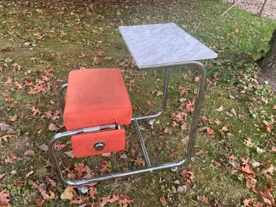 Une petite table parfait pour faire des manucures. Il y a un revêtement collé sur la table pour avoi...