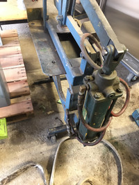 Pneumatic spike/nail puller