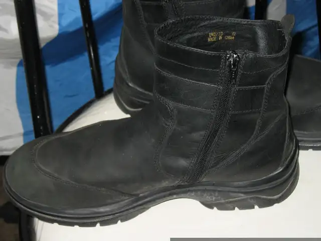 Botte de promenade in Men's Shoes in West Island - Image 3