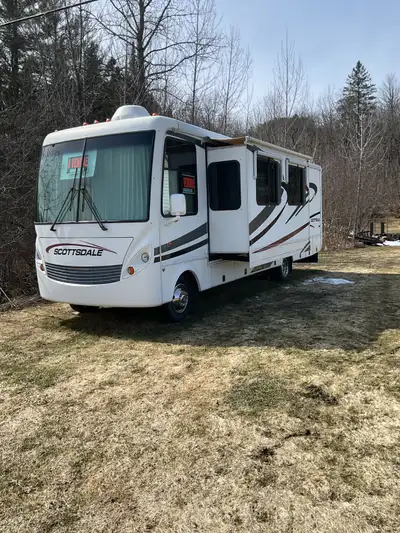 34 pieds, A/C arrière neuf, 6 pneus neufs, caméra de recul, TV, 2 extensions avec auvent, congélateu...