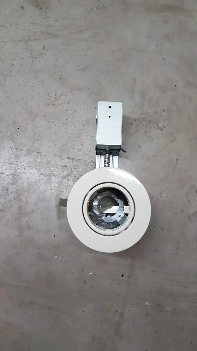 Dimmable recessed lights, 4 in total in Indoor Lighting & Fans in City of Montréal - Image 5