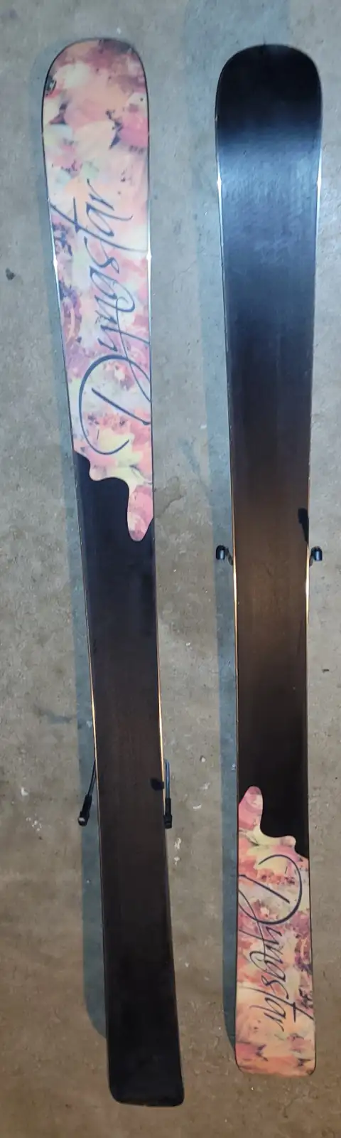 Dynastar exclusive paradise mountain skis- Division 23 snowboard in Snowboard in Red Deer - Image 3