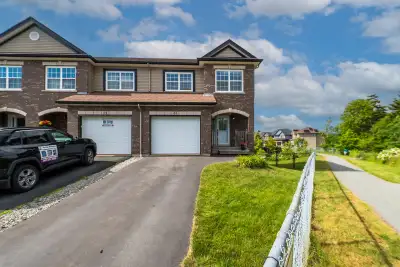 Family-Friendly End Unit Townhouse | 3+Den | 4 Bath | Russell Lake West | Near Shearwater Rent: $2,9...