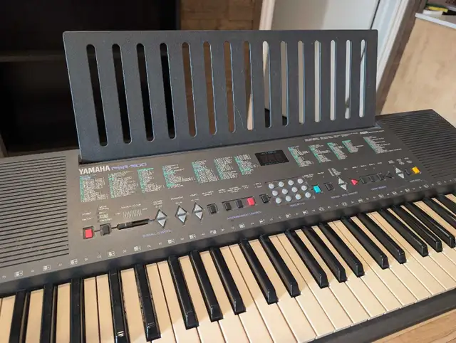 Clavier Yamaha PSR 300 in Pianos & Keyboards in City of Montréal - Image 5
