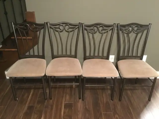 Round Dining table with 4 seating in Dining Tables & Sets in Moncton - Image 6