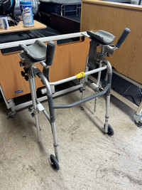 Folding walker with arms support 