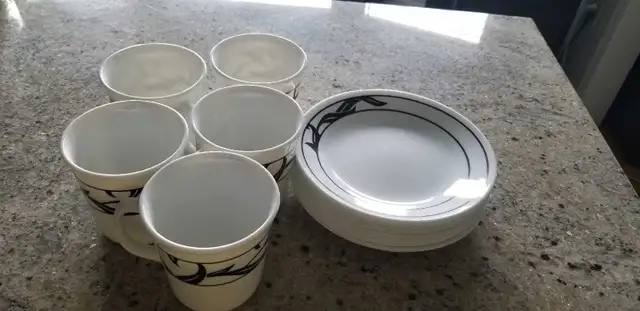 VARIOUS CORELLE DISHES in Kitchen & Dining Wares in Oshawa / Durham Region - Image 5