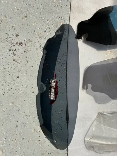 I have 5 windshields that fit a 2017 Street glide, take your choices $40.00 each or the $150.00 buys...