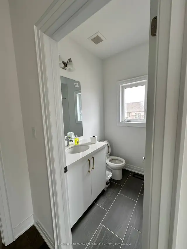 End Unit Townhouse for Rent in Oak Ridges $4000 in Long Term Rentals in Markham / York Region - Image 9