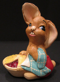 PEN DELFIN "PIEFACE" RABBIT FIGURINE, ENGLAND