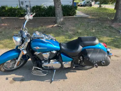 A very nice 2007 Kawasaki Vulcan 900 Classic. Fuel injected. Heel toe, shifter, Vulcan leather bags,...